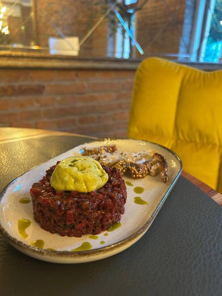 Tartar de Sfeclă - servit cu sorbet de avocado & cipsuri de pâine rustică